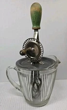 VINTAGE EKCO CHICAGO RIBBED GLASS PITCHER WITH GREEN HANDLED MIXER EGG BEATER 
