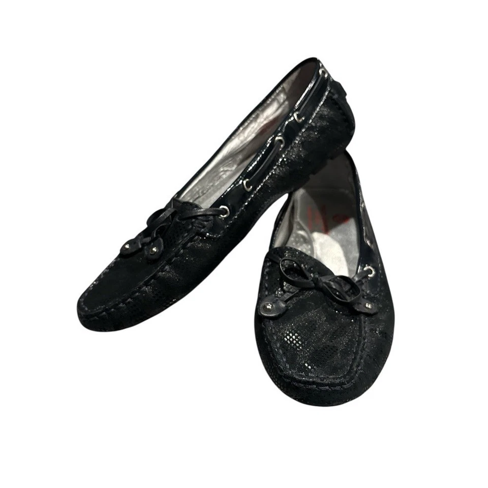 Classic Black Leather Loafers with Moccasin Design - Image 4 of 4