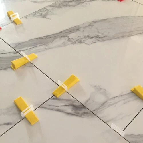 Sistema de nivelación de azulejos clips de 1/16" (1,5 mm) - Paquete a granel de 3000 piezas - Resultados profesionales Foto 3 de 4