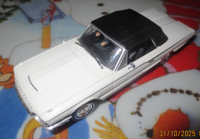 James Bond Collection 1:43 Ford Thunderbird Goldfinger Feuerball Thunderball