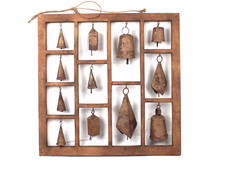 Antigua colección de cencerros rústicos enmarcados oxidados crujientes listos para colgar