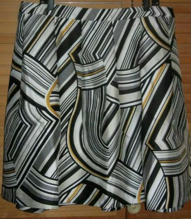 Lane Bryant Plus 黑色漩涡盒褶饰圆裙聚酯纤维全新带标签 70 美元 — 第 2/2 张图片