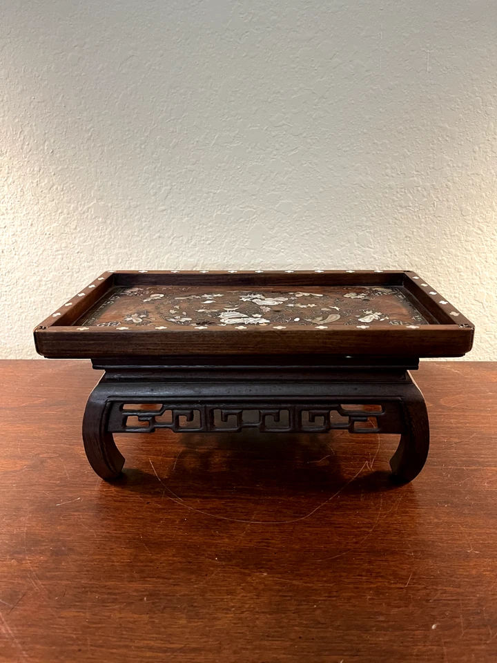 Bandeja china antigua con incrustación de madreperla tallada en palo de rosa Foto 3 de 4