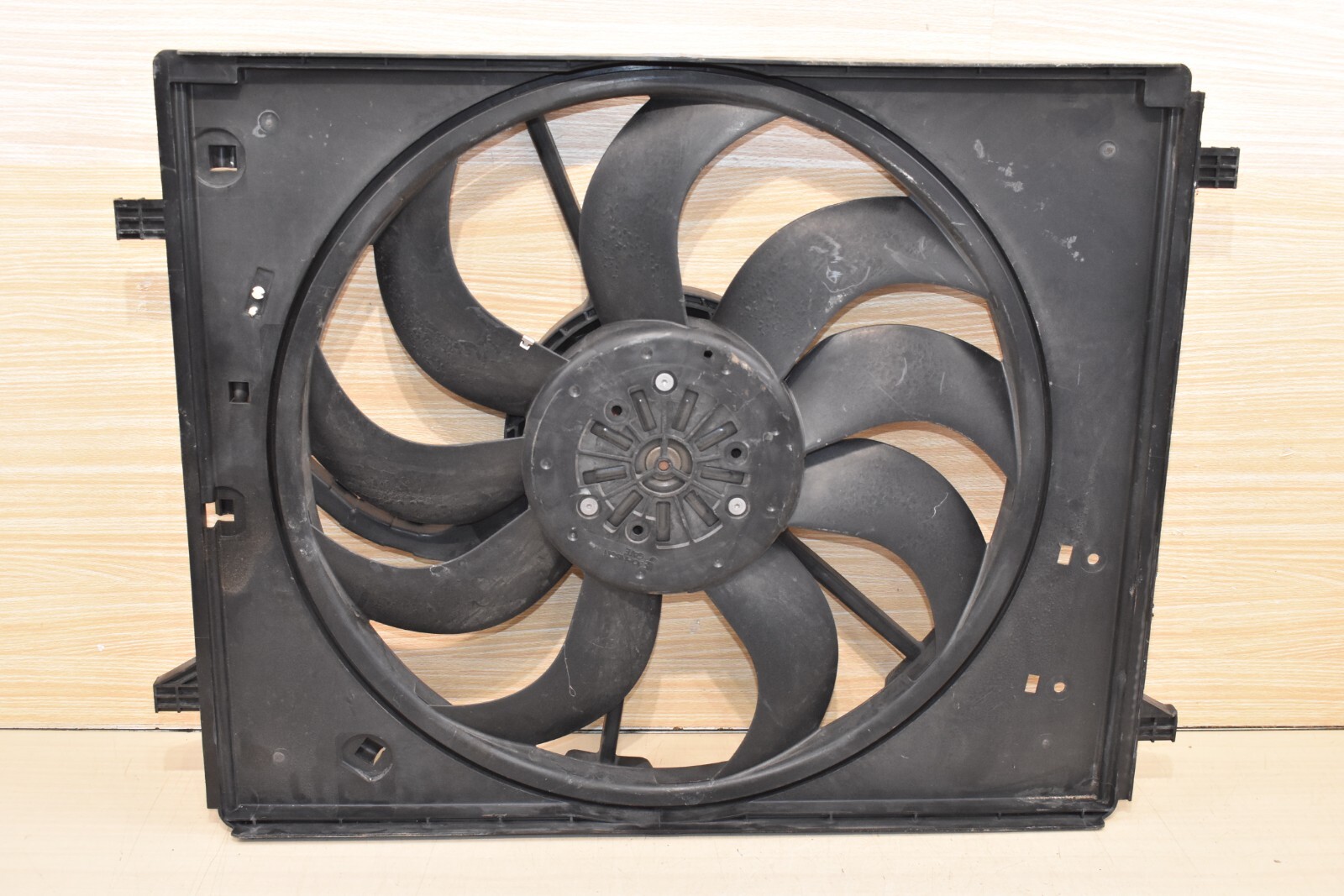 17-20 MASERATI LEVANTE ENGINE RADIATOR COOLING FAN ASSEMBLY W/ MOTOR GENUINE OEM