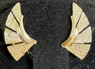 Lisner Vintage Earrings Brushed Gold Textured Fan Clip On Wings Crescent Moon 1 