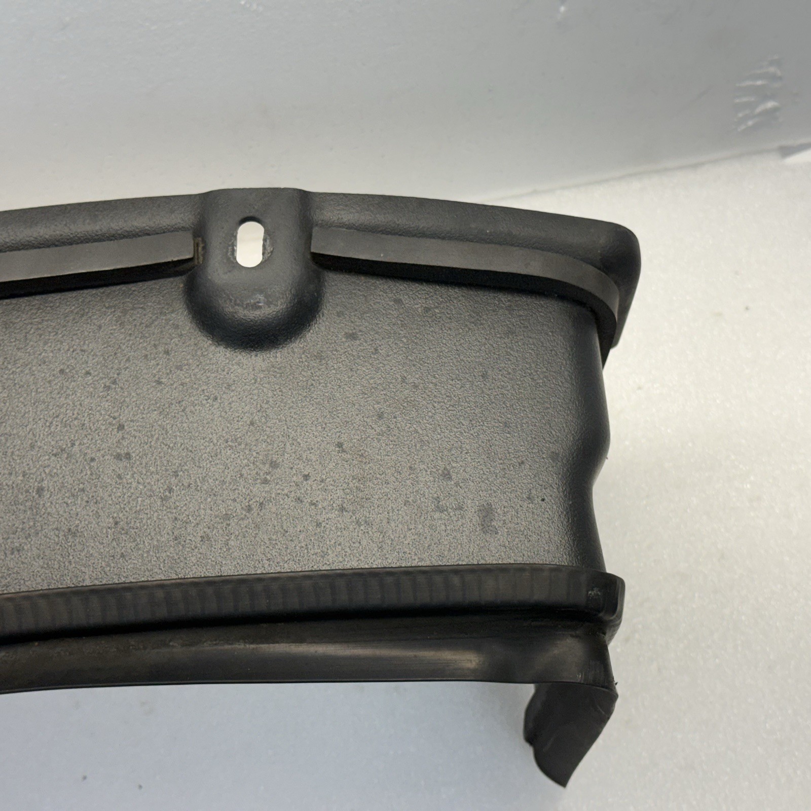 03-08 Maserati Quattroporte M139 Front Bumper Upper Conveyor Trim 67069600 OEM