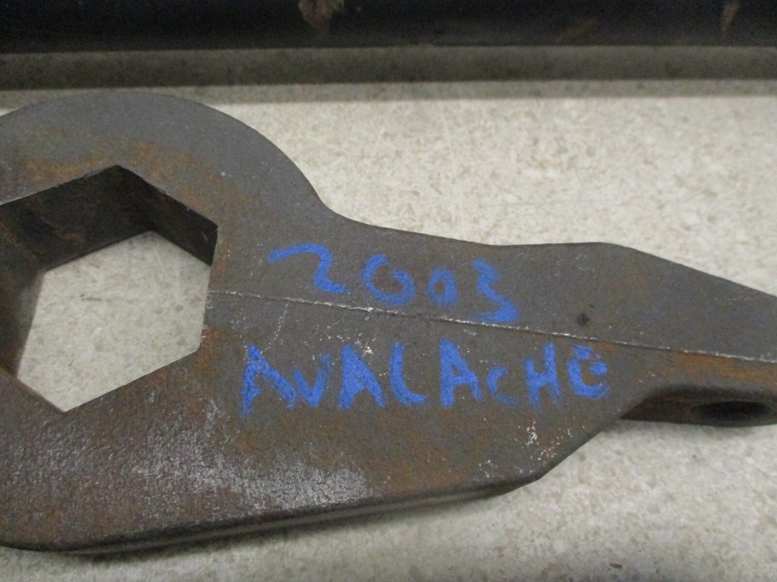 15063980 00 to 06 Silverado Sierra 1500 4x4 Torsion Bars w/ Mount and