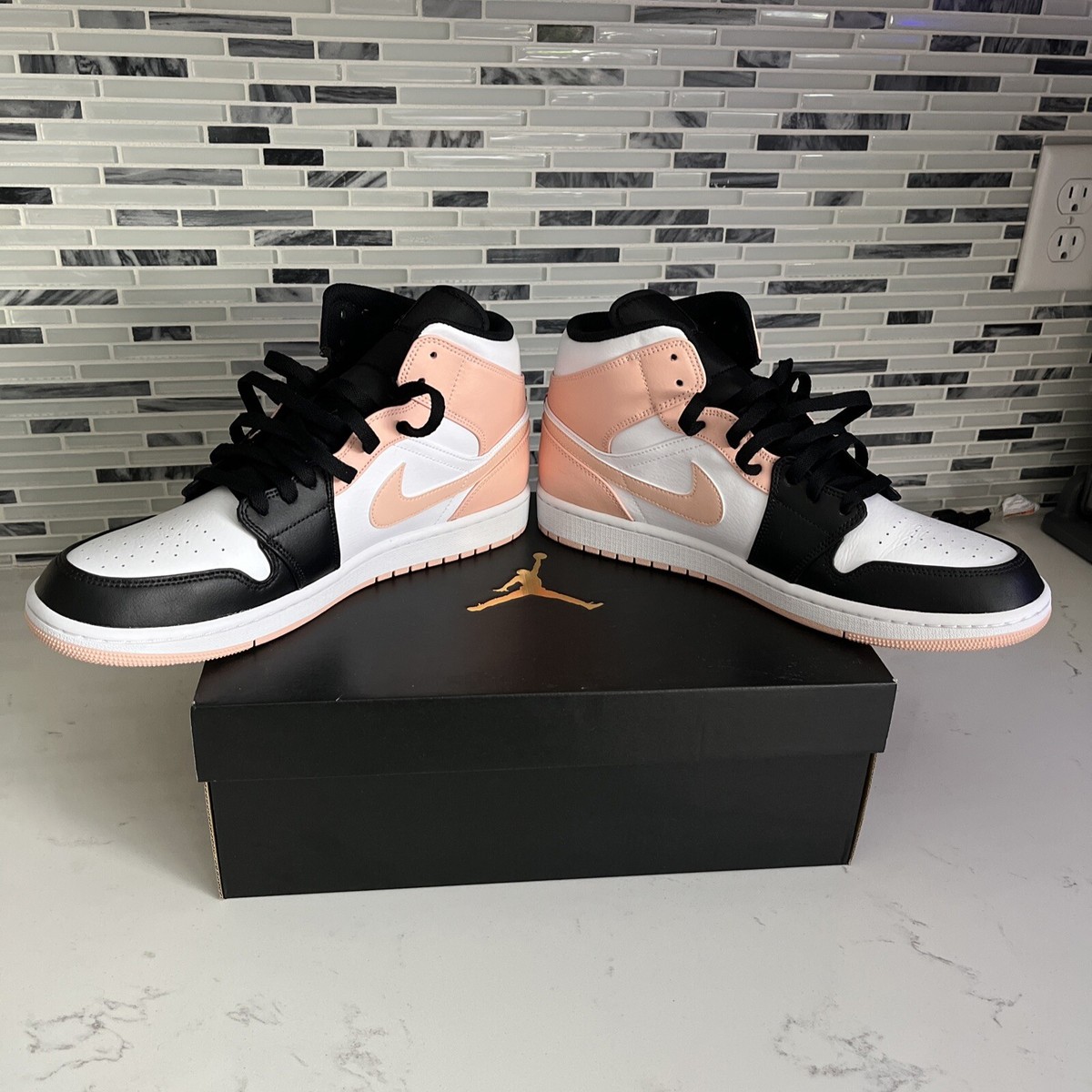 シューズ(男性用) AIR JORDAN 1 MID W/B/CRIMSON TINT Jordan 1 Mid 'Crimson Tint' - Air Jordan - 554724 133