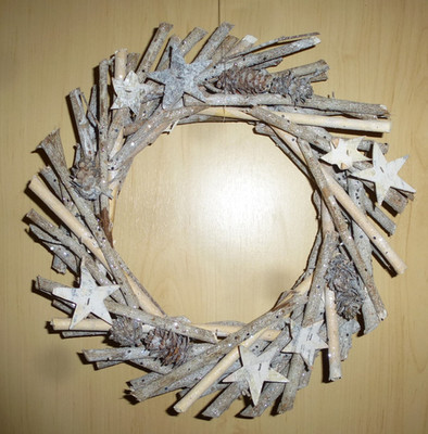Kranz aus Natur-Holz Ø 30 cm, mit Sterne aus Birkenrinde, Zapfen u. Glitzer