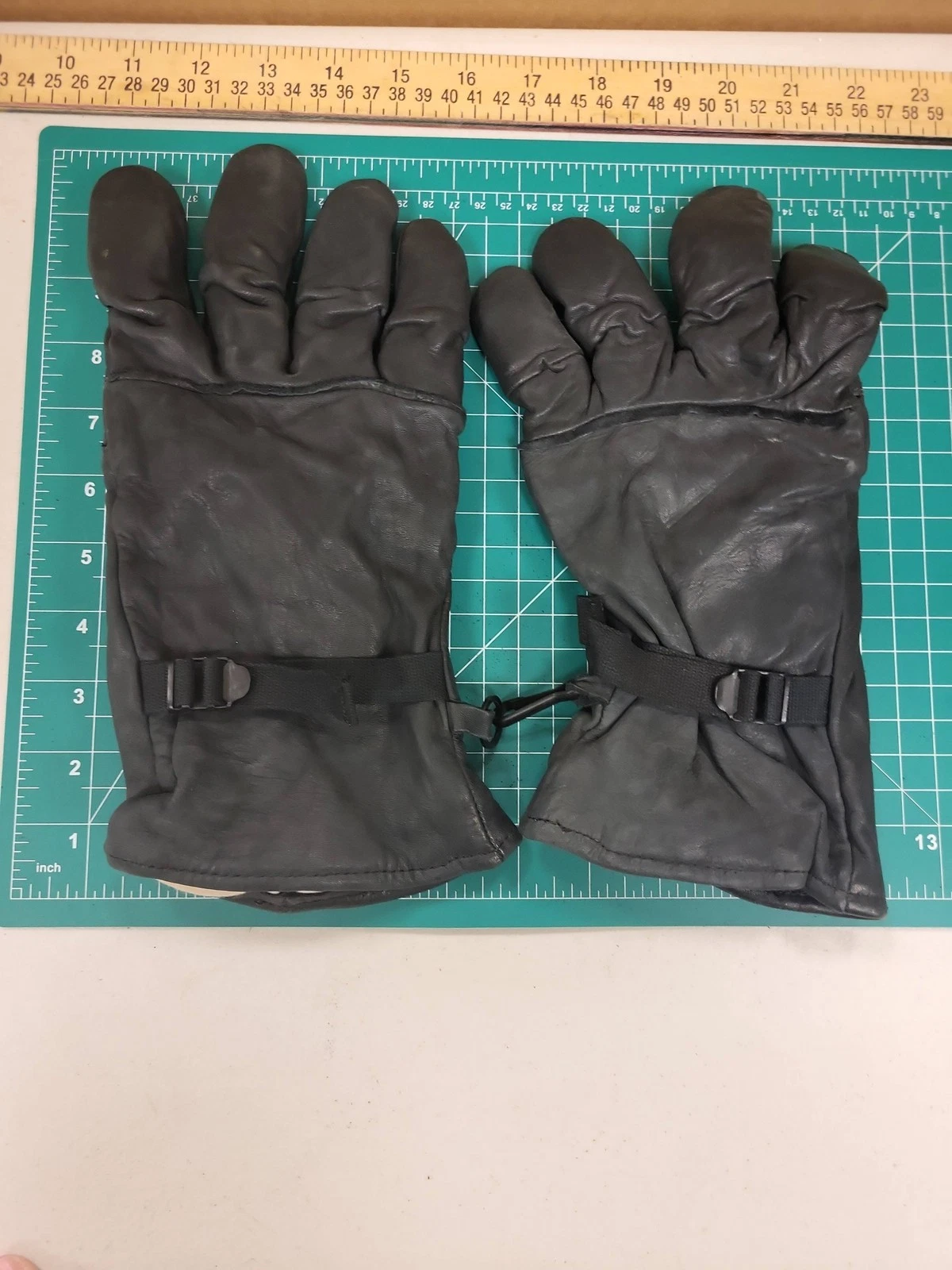 Illinois Glove Co US Military Intermediate Cold Wet Black Leather Gloves Size 4
Opens in a new windo