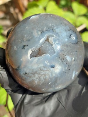 Vulkan Achat Druzy Kugel 408g 67,2mm UV reaktiv mit Silberständer - toller Glanz