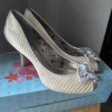 LICENCJA POETYCKA Unikalna złota plisowana tkanina Peep Toe z kryształowymi obcasami kokardy 8,5M NOWA!