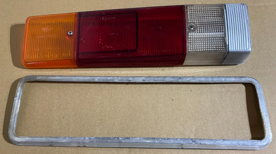 Lente y marco de luz trasera izquierda. 8505596. Sedán modelo 99 Saab. 1975 a 1976 Foto 2 de 4
