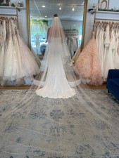 Beautiful and elegant wedding dress size 6 white with veil