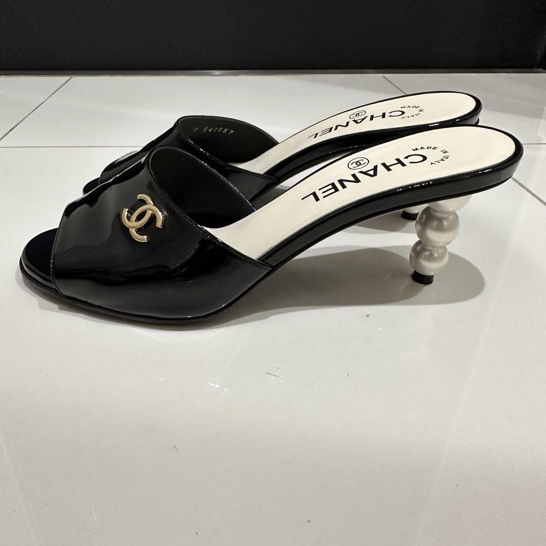 CHANELミュール Chanel 22S White Calfskin Leather CC Logo Mules Slide Sandal