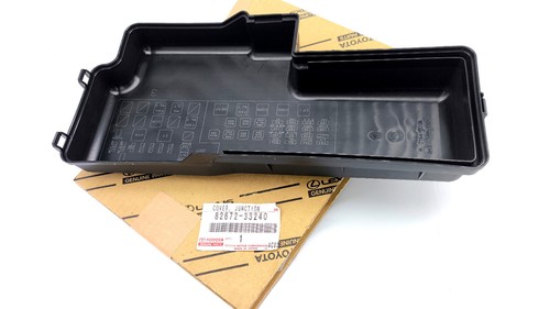 8267233240 NEW Genuine FOR TOYOTA CAMRY (ACV MCV30) 2001-06 COVER Junction block - Picture 2 of 6