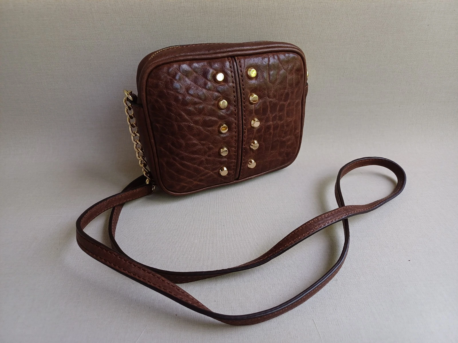 Borsa a tracolla piccola MICHAEL KORS Uptown Astor borchiata pelle ciottoli tracolla catena