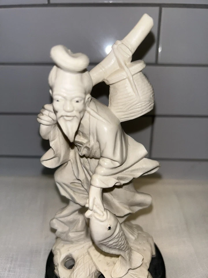 De colección. "Estatuilla de pescador asiático tallada de resina de celuloide estatua en pedestal de 7"" de alto" Foto 2 de 4