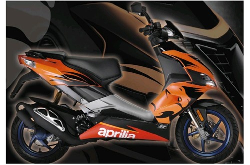 DECALCO EMBLEMA APRILIA SOTTO PIANALE SX SR FACTORY 04/09 ARANCIO SPEED 8277530 - Foto 2 di 2