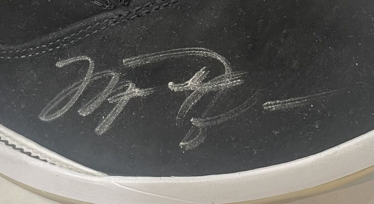 Michael Jordan Signed Air Jordan 22 Collezione Shoe Pair Michael Jordan Signed Air Jordan 22 Collezione Shoe Pair