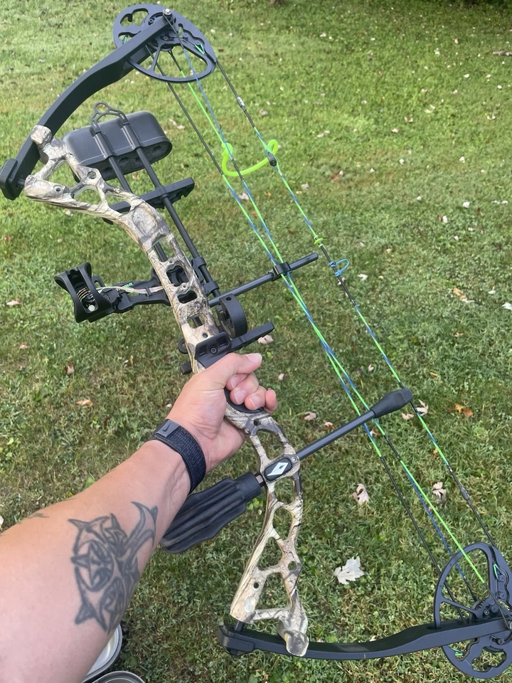 Diamond Infinite Edge Compound Bow w/ Hard Case, 2 Arrows, Release & New String - Image 2 of 4
