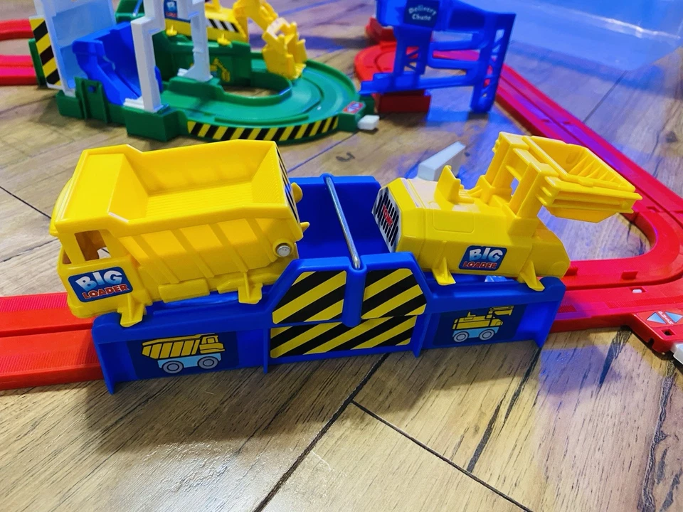Tomy Big Loader Construction Play set 5001 Complete Minus Motor No Motor Car - Image 4 of 4