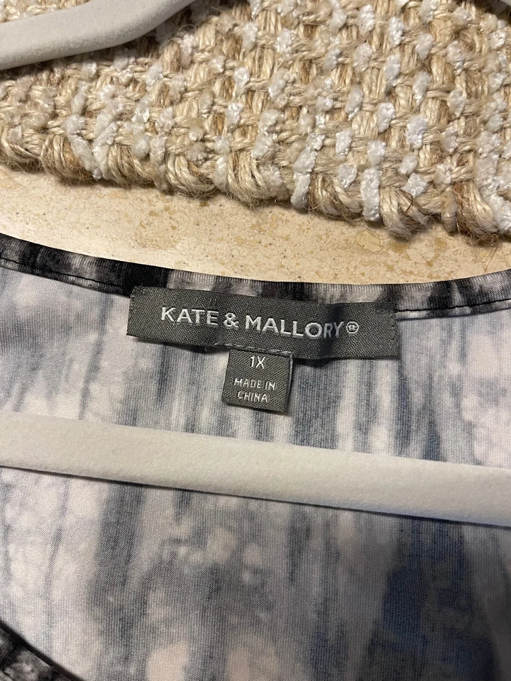 KATE & MALLORY WOMEN'S BLOUSE. SIZE: 1X. SHORT SLEEVE. SCOOP-NECK. GEOMETRIC - Image 2 of 4