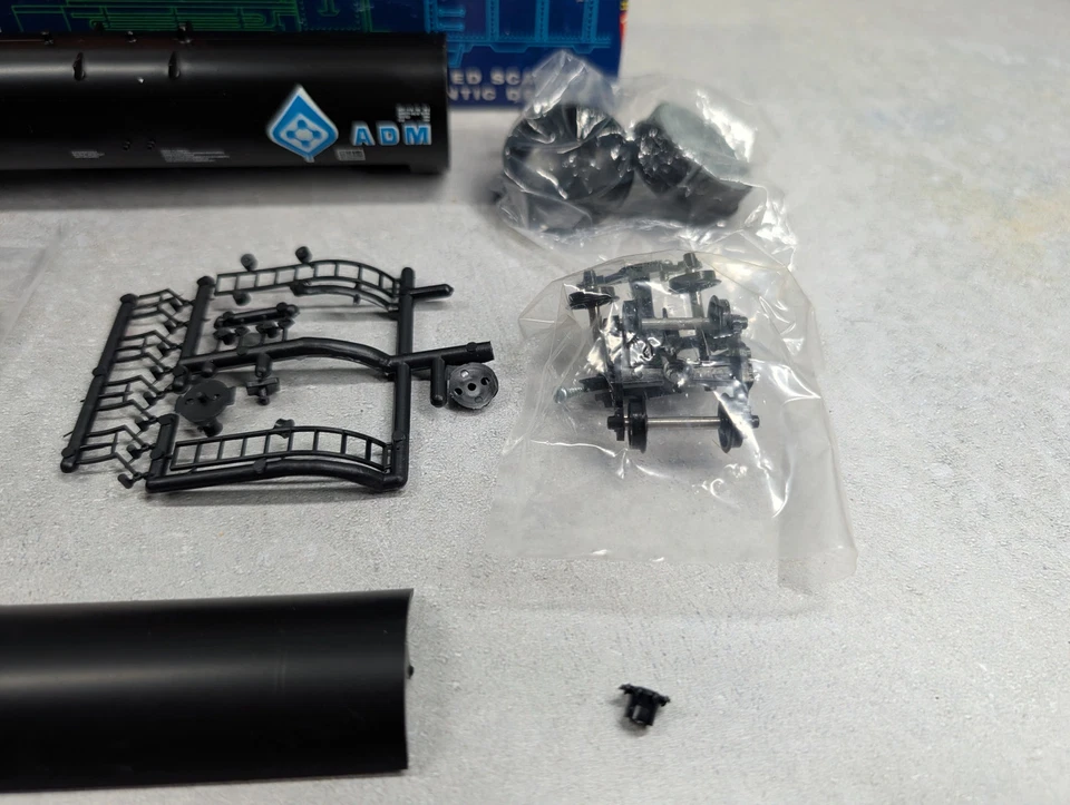 Roundhouse 3250 HO Scale 50' Tank Car ADM UELX #78606 KIT READ - Image 4 of 4