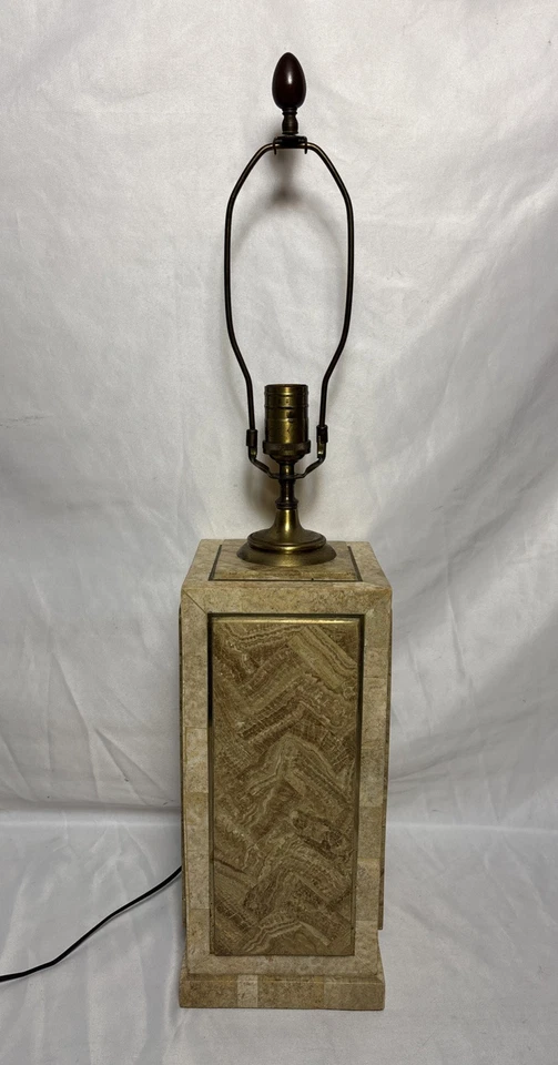 Lámpara de mesa vintage de madera silvestre con incrustaciones de piedra teselada y latón estilo Maitland Smith Foto 2 de 4