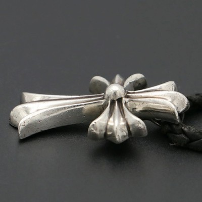 【ピーナッツ】chromehearts コンチョ　クロス　シルバー AUTH CHROME HEARTS SMALL CH CROSS PENDANT NECKLACE LEATHER BRAID