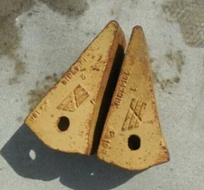 Set of 2 Bucket Teeth TF400 # 1 & #2  Fanggs Bucket Tooth