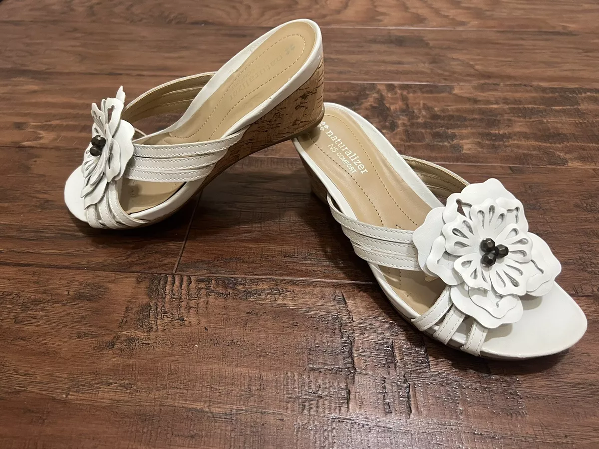 Naturalizer N5 Comfort Girls Size 4.5 White Slip on Wedge Flower Sandals B 17