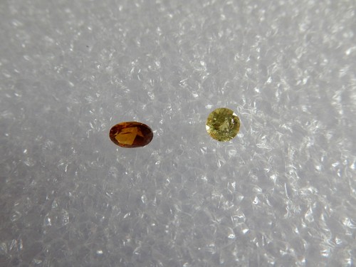 Garnet, Grossular-Andradite, 2pcs, brown/yellow-green, 1.00ct total