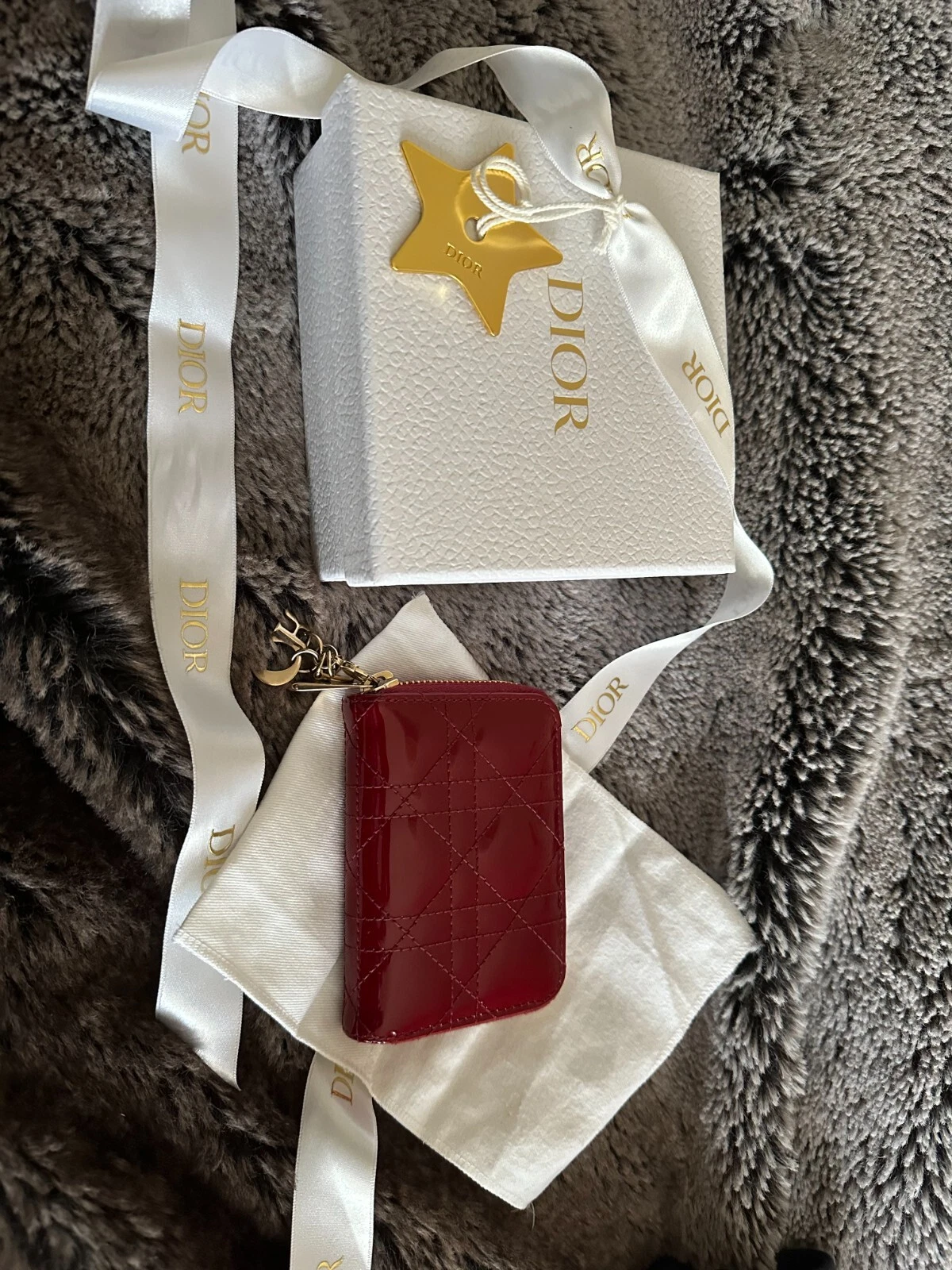 Authentique porte monnaie Christian Dior Lady Dior cuir verni rouge cerise fermeture éclair ronde
