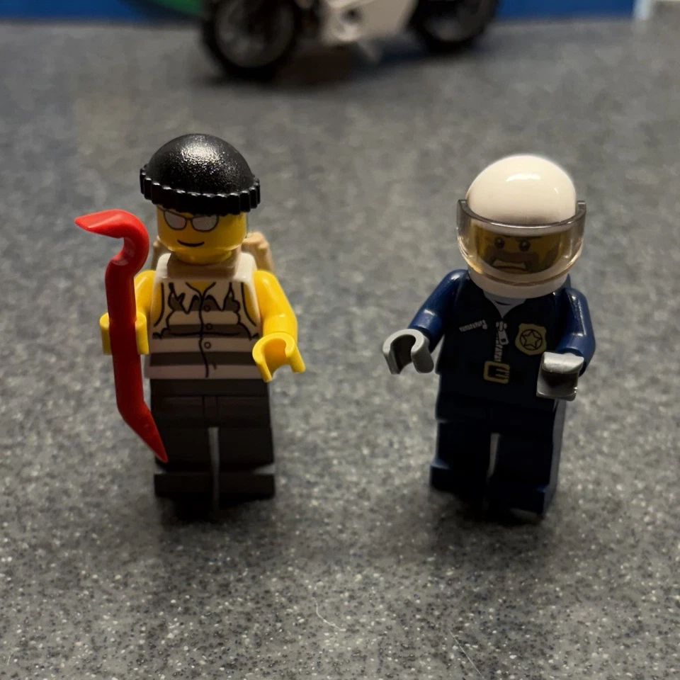 60041 LEGO CITY: Crook Pursuit Police Mororcycle Chase Instruction 100%Complete - Image 4 of 4