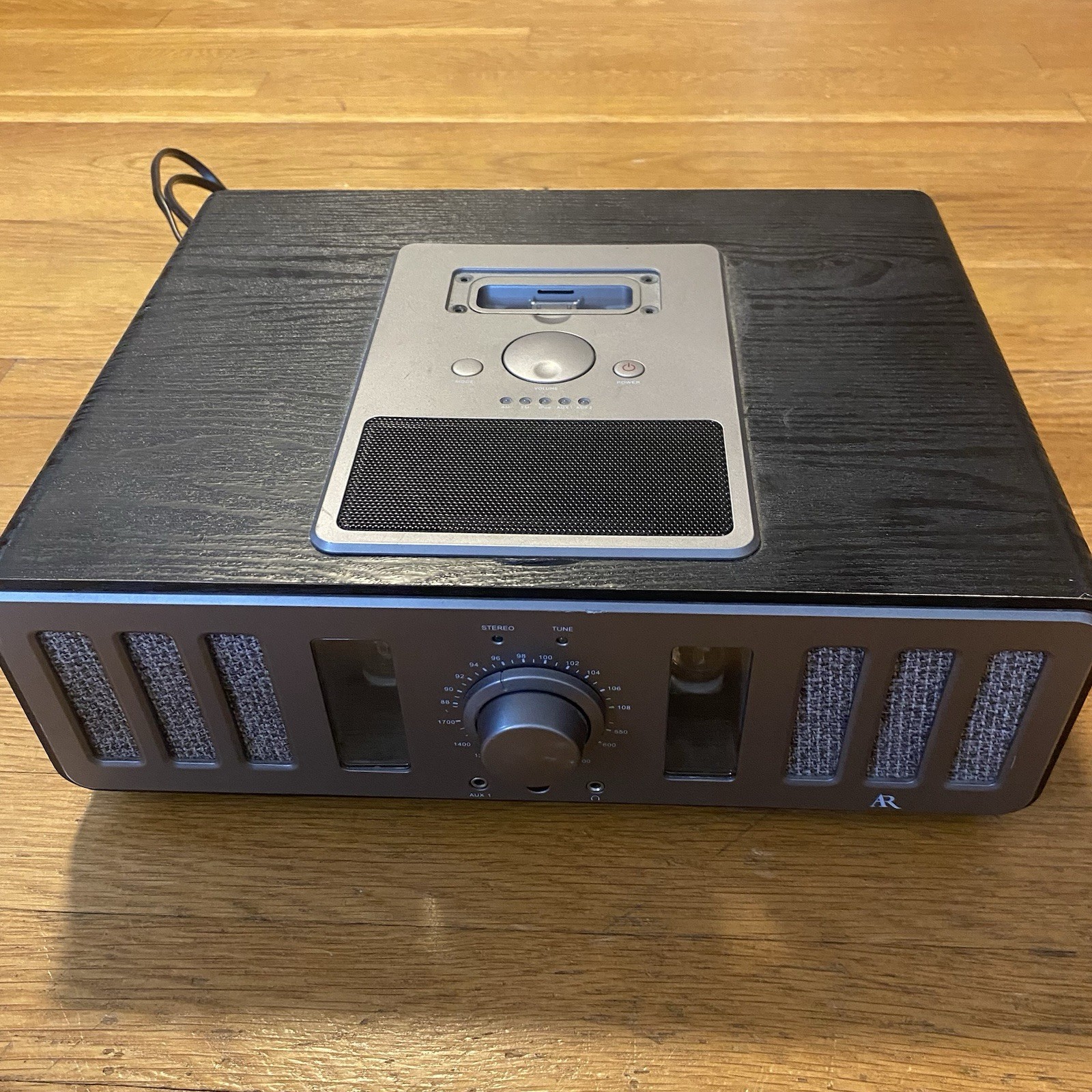 Acoustic Research AV100B vacuum tube AM/FM radio with iPod d