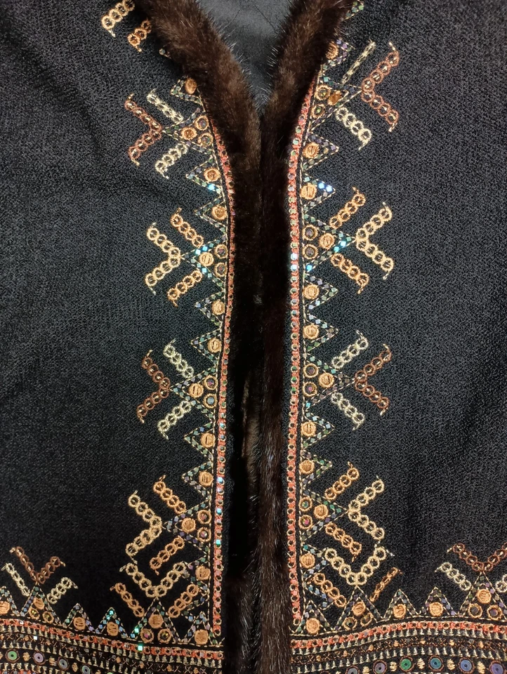 Chaqueta de Noche St. John Talla 2 Lentejuelas y Piel de Visón Borde Negro, Marrón, Dorado y Naranja Foto 3 de 4
