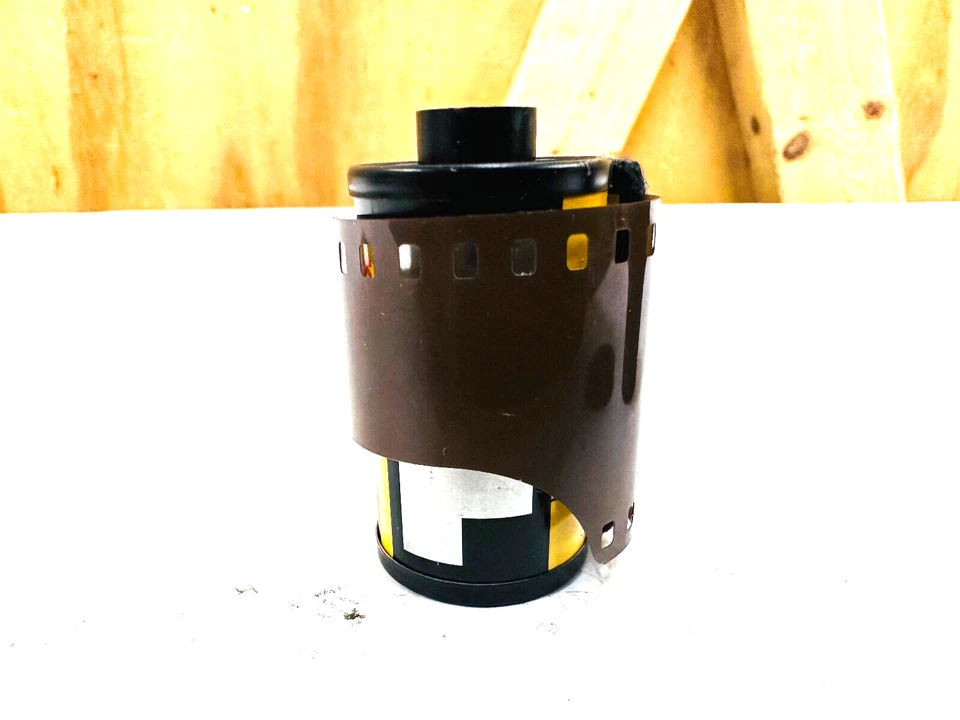 Película Kodak Pro T400 CN C41 en blanco y negro EI 135/36 - caducada - sin caja Foto 2 de 3