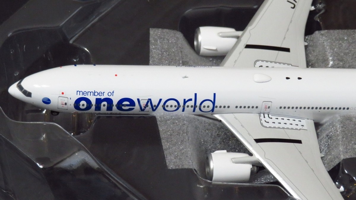 Phoenix Models. Japan B777-300. JA752J. ONE WORLD. 1:400 Scale