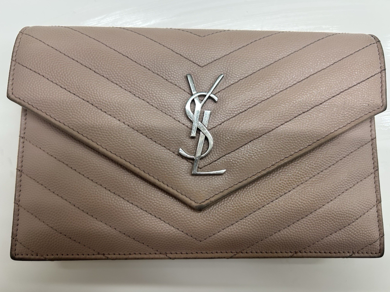 Saint Laurent Cassandre Busta Portafoglio Catena in Pelle Grain De Poudre