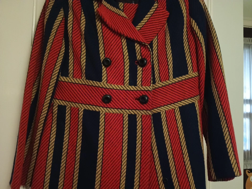 Antigo FAB Joseph Magnin 2 peças Mod vestido listrado azul vermelho dourado e casaco longo botão P - Imagem 3 de 4