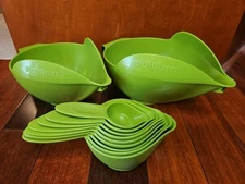 Randy Kaas Pourfect Mixing Bowls And Set Of 9 Measuring Cups (GREEN)