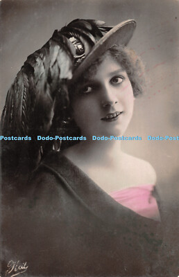 R408260 Postkarte Eine Frau mit großem Hut und Federn drauf