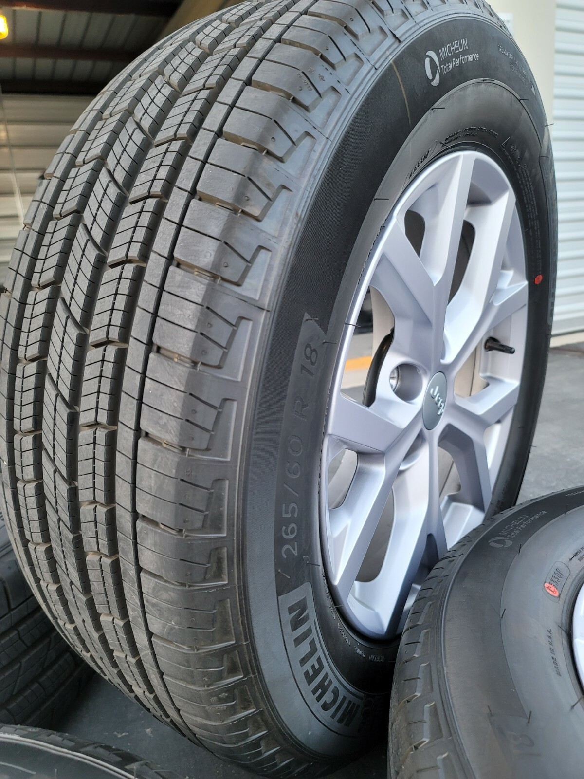 18" JEEP GRAND CHEROKEE WHEELS & MICHELIN LTX 265/60R18 TIRES FACTORY