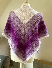 gestricktes Dreieckstuch aus Wolle mit Farbve...
