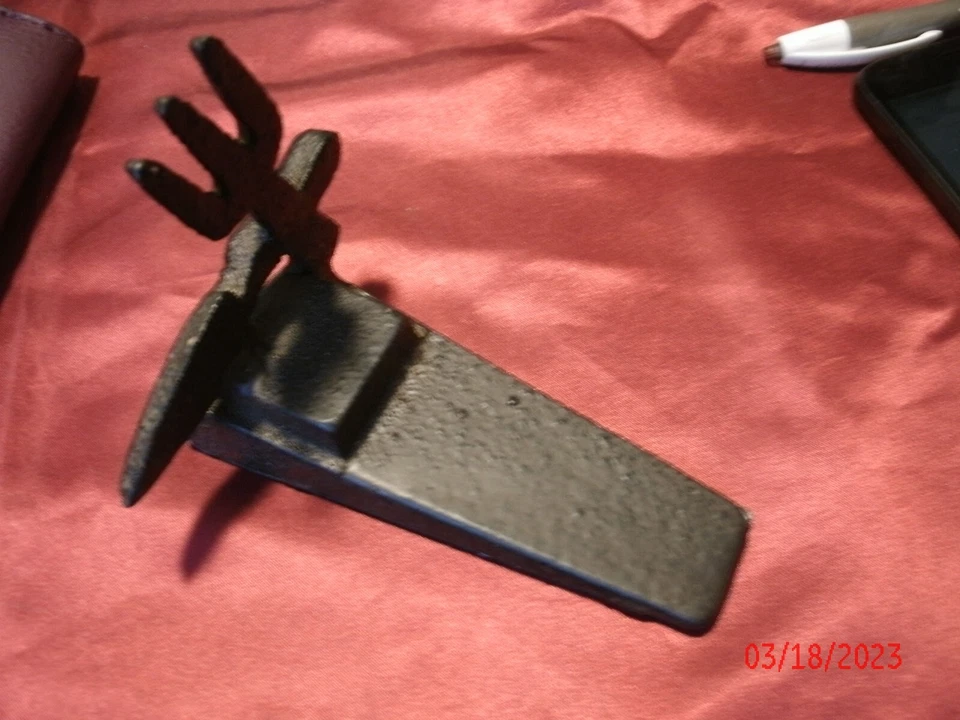 Cast Iron Spade & Fork Door Stopper Wedge 4.25H x 4.75' L x 3.25 W - Image 2 of 4