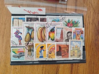 18 timbres Madagascar lot 91