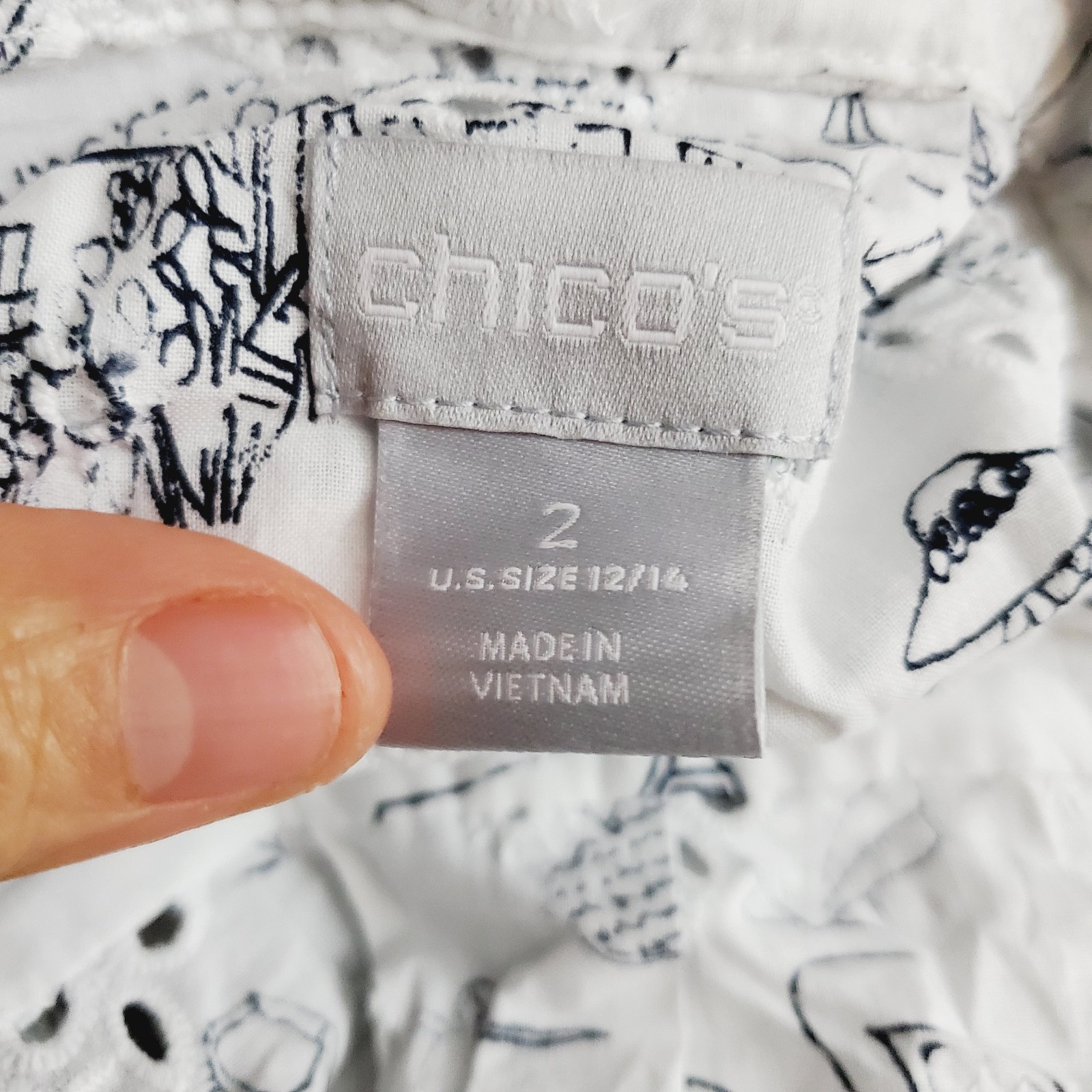 CHICO'S Button Down Top Beach Theme White EUC Lig… - image 6