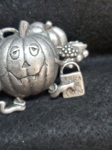 DaneCraft 1980-90s Pewter Finish Trick Or Treating Pumpkins Halloween Pin Brooch - Picture 2 of 10