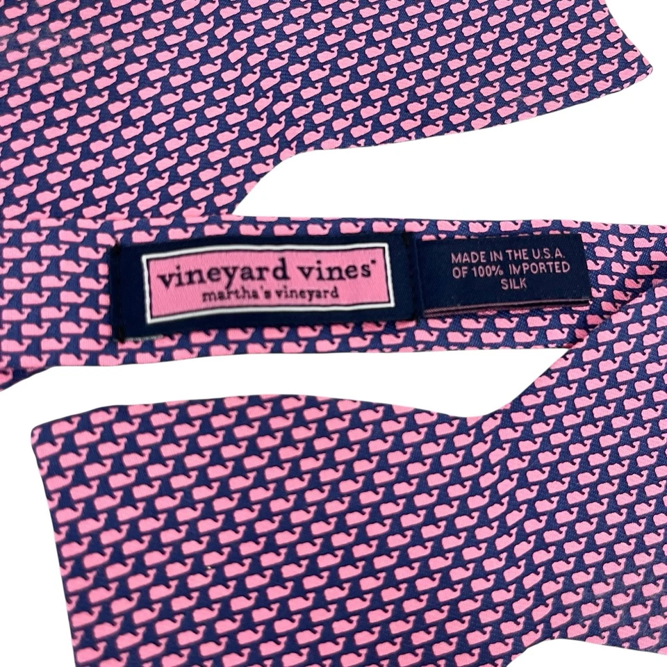 Pajarita clásica para hombre Vineyard Vines logotipo de ballena rosa y azul marino seda 2,5" x 36" guc Foto 2 de 4